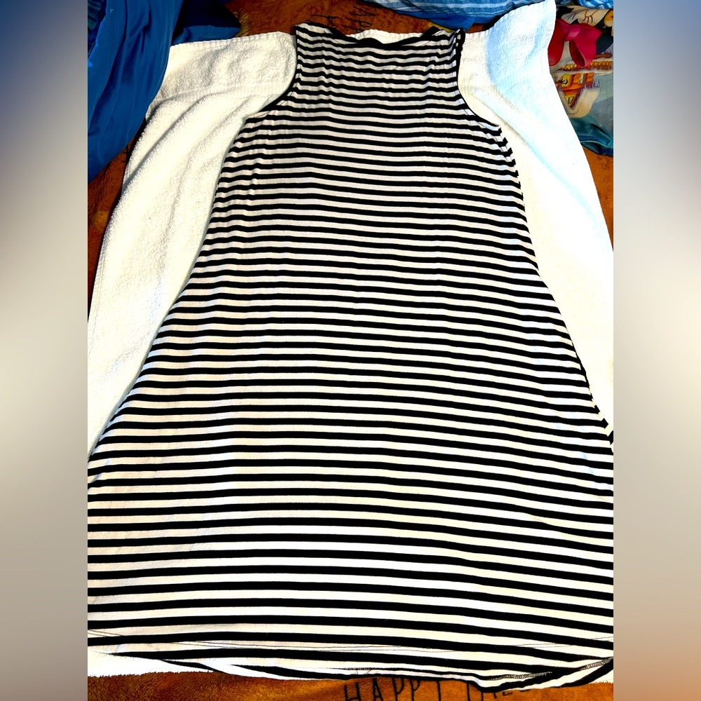 Black & white dress with pockets.